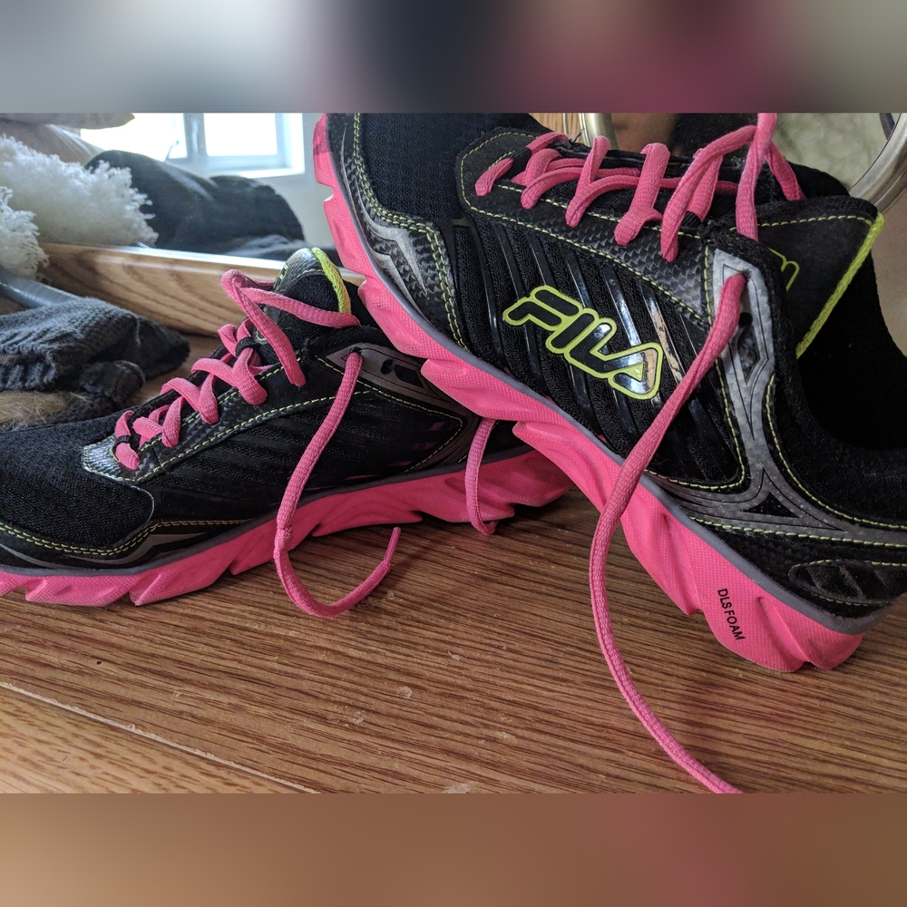Fila Women's Black Pink Athletic Sneakers 8.5